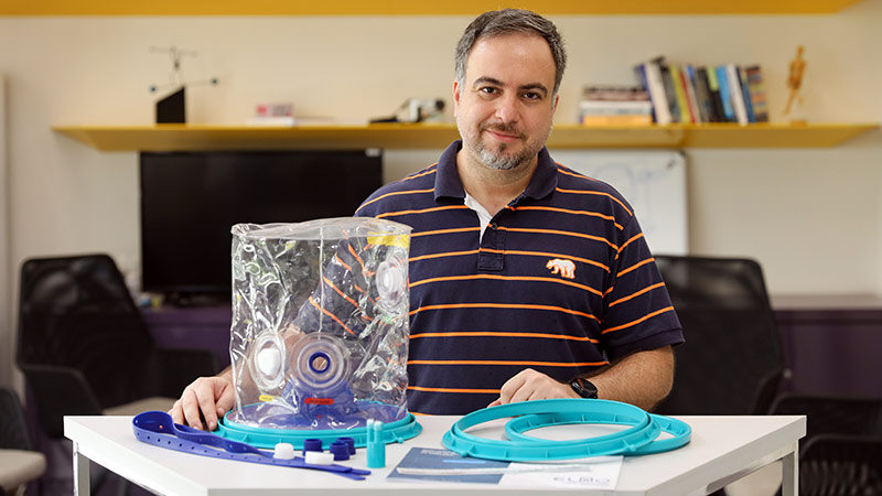 O professor Herbert da Rocha, um dos coordenadores do Laboratório de Pesquisa e Inovação em Cidades (Lapin) da Unifor, atuou diretamente na concepção do Elmo  (Foto: Ares Soares)