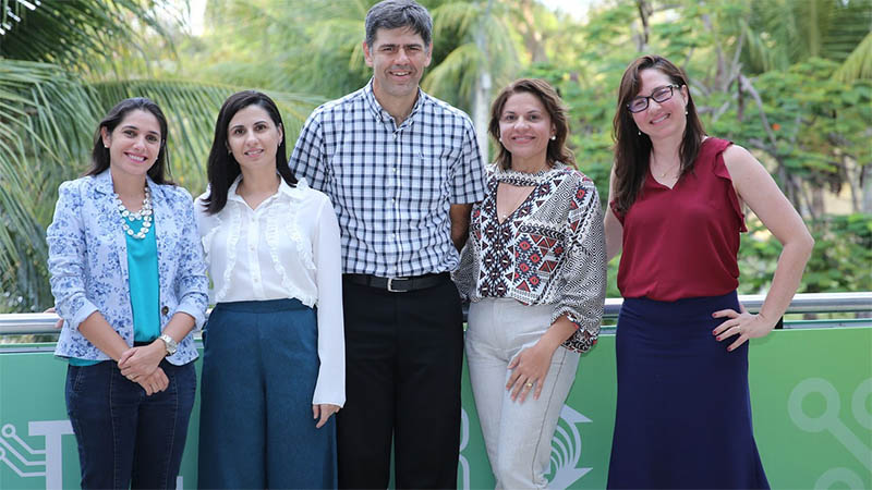 Os professores Ana Paula Abdon, Aline Veras Brilhante, Rodrigo Escalante, Ana Cristina Moreira e Fernanda Maia. (Foto: Ares Soares/Unifor)