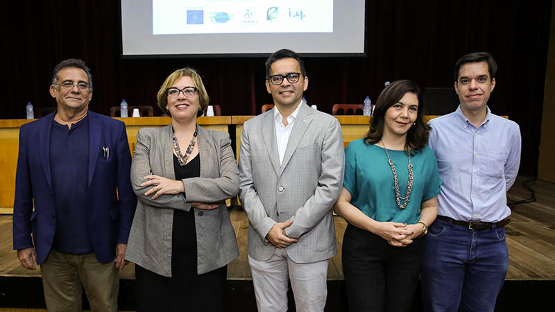 Tarcísio Pequeno (Funcap), Silvia Guterres (UFRGS), Vasco Furtado (DPDI/Unifor), Lina Ângela (BNB) e Paulo Resende (Finep) foram os convidados do Workshop de Inovação em Saúde da Unifor (Foto: Ares Soares)