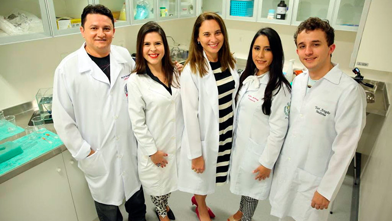 Professora Adriana Rolim (ao centro) e integrantes do Grupo de Pesquisa de Farmacologia de Produtos Naturais e Sintéticos da Unifor (Foto: Ares SOares)