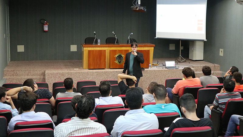 Professor Carlos Caminha, pesquisador do Laboratório de Engenharia do Conhecimento da Unifor, durante o evento (Foto: Helton Rolim)