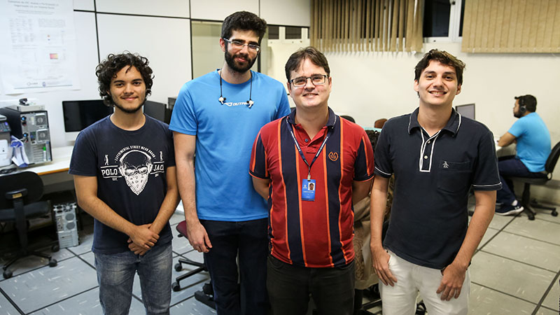 Professor Carlos Caminha com alunos do curso de Ciência da Computação da Unifor. Foto: Ares Soares.