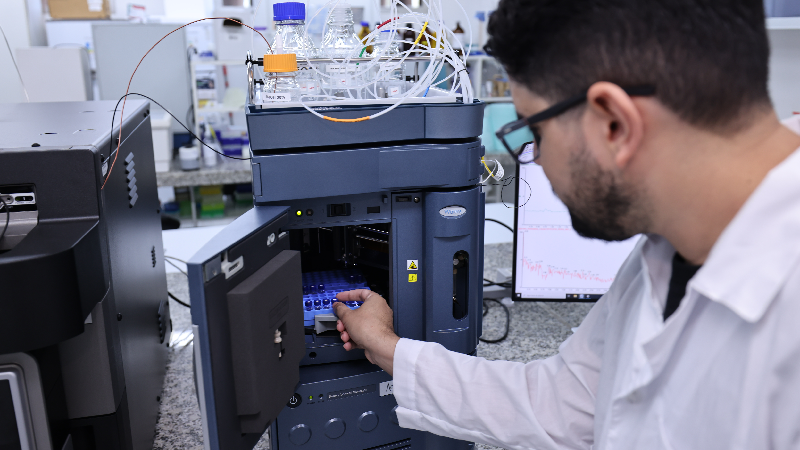 A espectrometria permite analisar o conjunto de proteínas presentes em amostras biológicas, tecidos ou outros fluidos biológicos (Foto: Ares Soares)