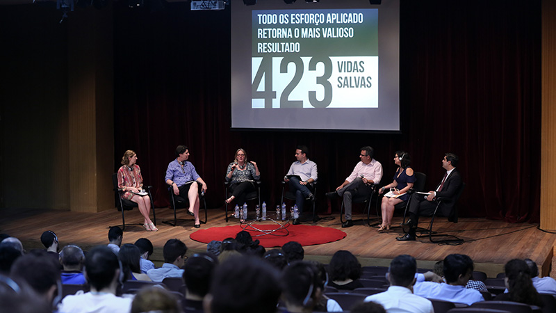 Becky Bavinger, especialista em projetos de segurança viária da Bloomberg Philanthropies, participou de debate no Teatro Celina Queiroz (foto: Ares Soares)