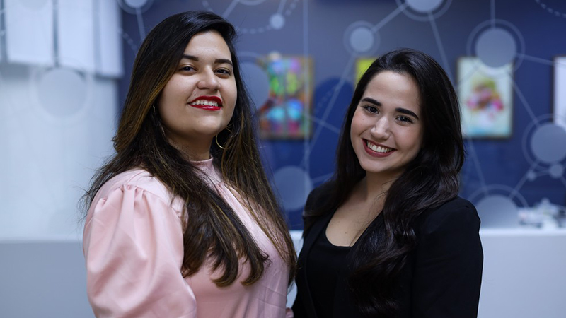 Luiza e Larissa idealizaram a startup durante curso de cirurgia do Programa de Educação Tutorial, no qual simuladores médicos de baixo custo são confeccionados pelos próprios alunos para treinamento cirúrgico. (Foto: Ares Soares)