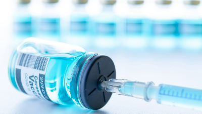 A CoronaVac foi a primeira vacina a ser utilizada no Brasil para combater o Coronavírus, ainda em 2021 (Foto: Getty Images)