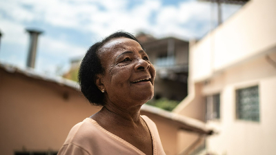 O projeto promove a conscientização e o reconhecimento das realidades dessas mulheres, contribuindo para sua visibilidade e a luta contra o racismo e o etarismo (Foto: Getty Images)
