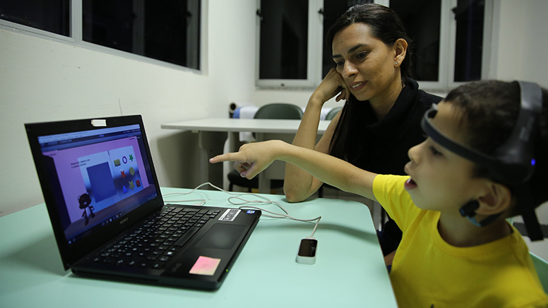 O projeto tem como objetivo desenvolver sistemas computacionais interativos para auxiliar no tratamento de crianças com paralisia cerebral. Foto: Ares Soares.