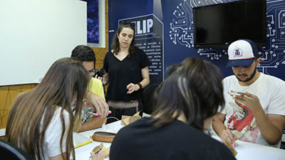 Cinco estudantes se reúnem na sede do LIP.