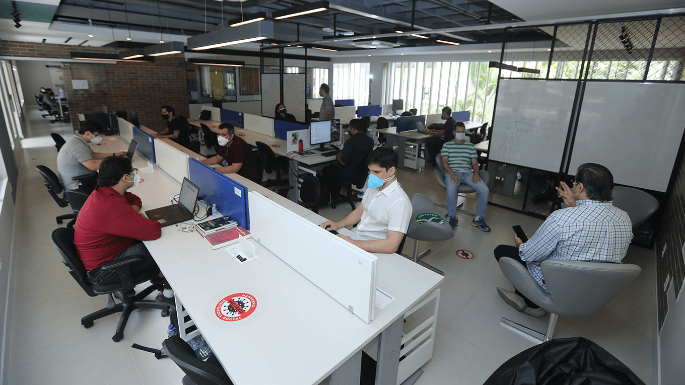 Equipes conversam no Laboratório de Ciência de Dados e Inteligência Artificial (LCDIA)