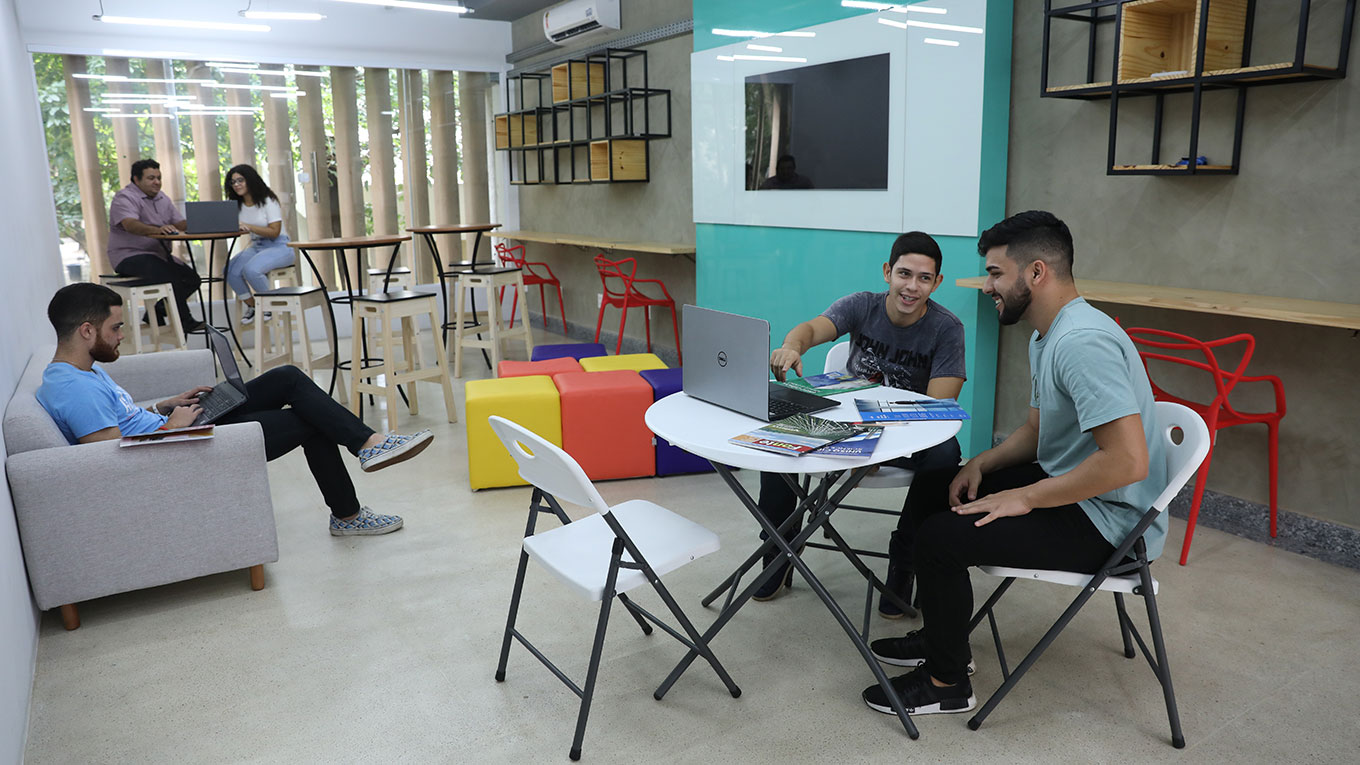 Jovens estudam e conversam no Cafetech, espaço do TEC Unifor