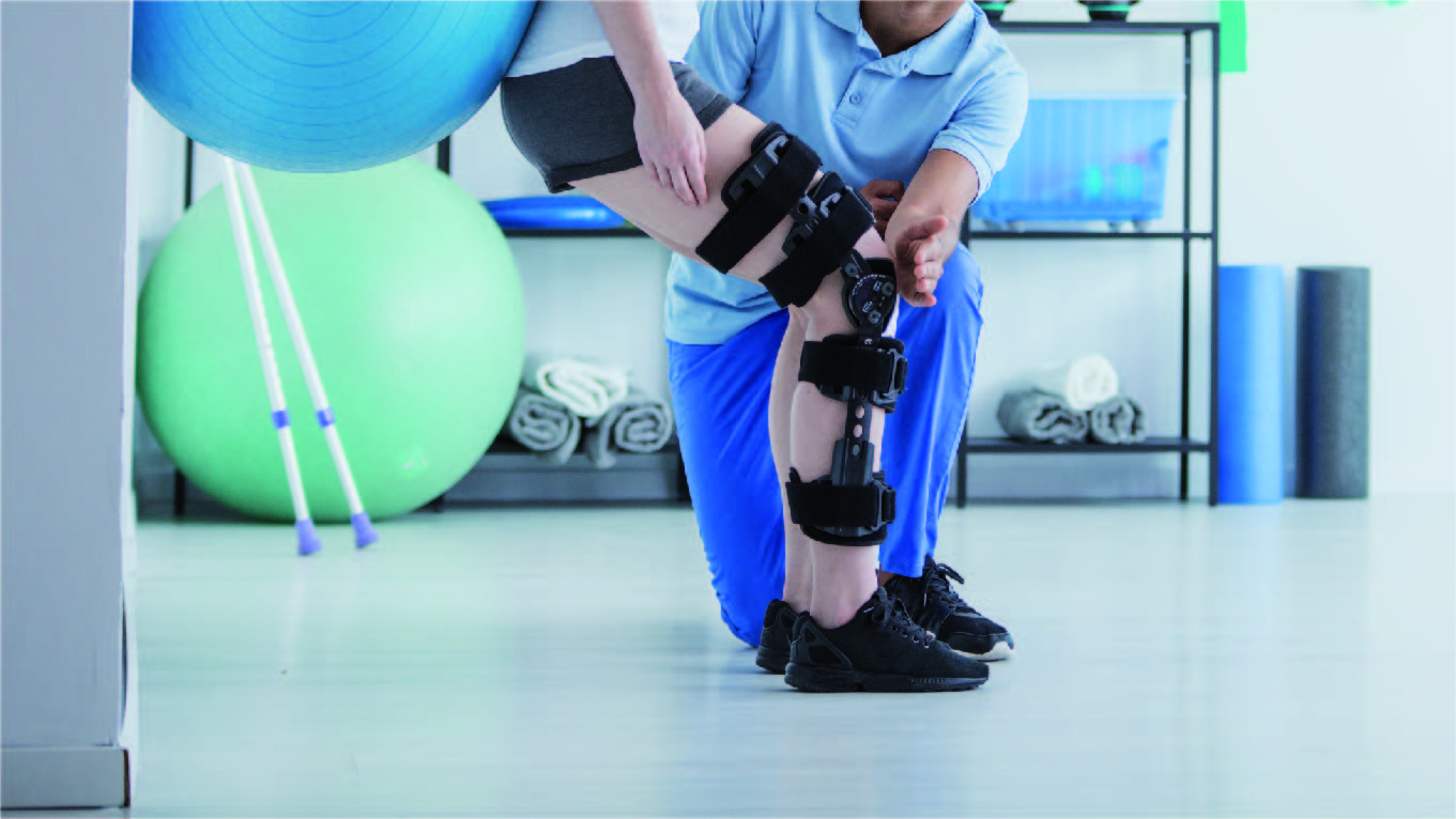 profissional fisioterapeuta reabilitando movimento de perna com ortese