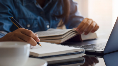 Durante a formação, os alunos têm a oportunidade de trabalhar juntos em projetos, estudos de caso e outras atividades acadêmicas realizadas de forma virtual (Foto: Getty Images)