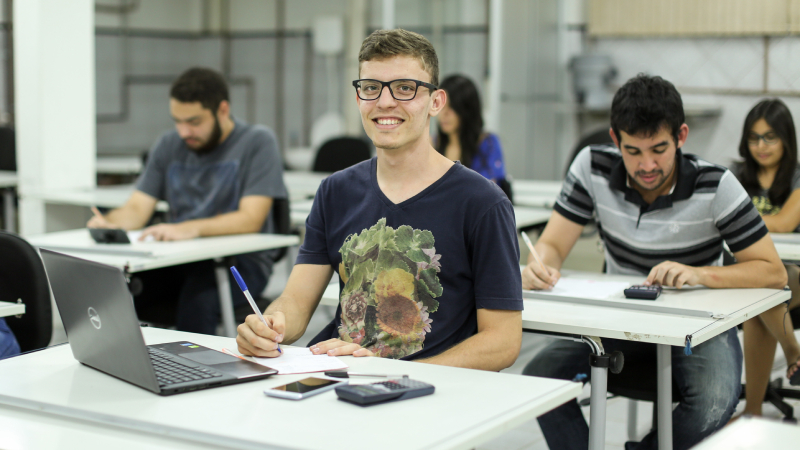 Os cursos ofertados são divididos por áreas de interesse por meio das Escolas de Comunicação e Gestão, Direito, Saúde e Tecnologia (Foto: Ares Soares)