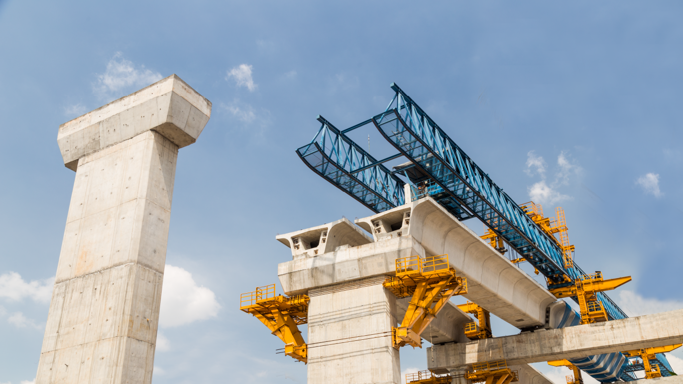 Um capacete de obras e algumas plantas arquitetônicas estão em evidência.