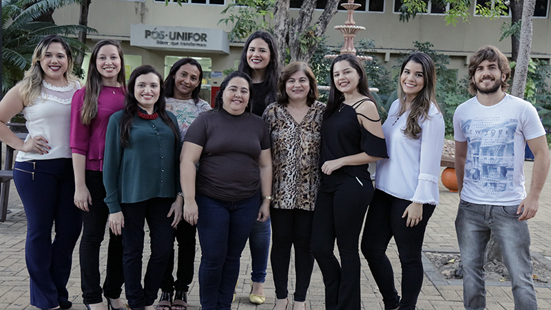 Professora Patricia Passos, ao centro, e os alunos da Pós-Unifor responsáveis pelo projeto Impacta Jovem. Foto: Ares Soares.