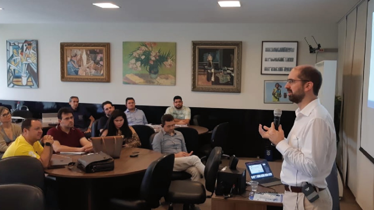 Professor Nicolas Vermeys ministrando aula sobre Inteligencia Artificial no Direito