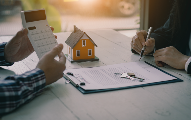 Os profissionais imobiliários oferecem aos seus clientes contratos para discutir compras de imóveis, seguros ou empréstimos imobiliários.