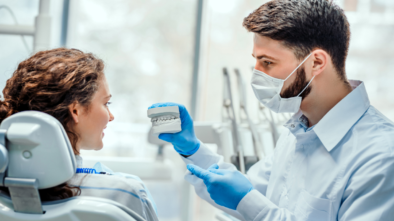 imagem de dentista mostrando molde dos dentes