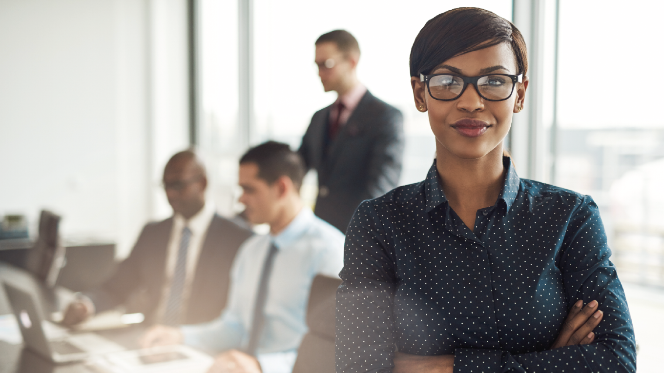 Uma mulher liderando uma reunião