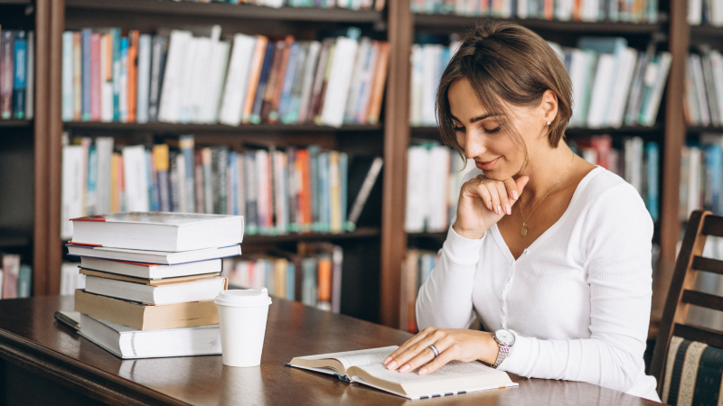 Os cursos são presenciais e objetivam o aperfeiçoamento das habilidades de quem busca se atualizar em sua área de atuação (Foto: Freepik)