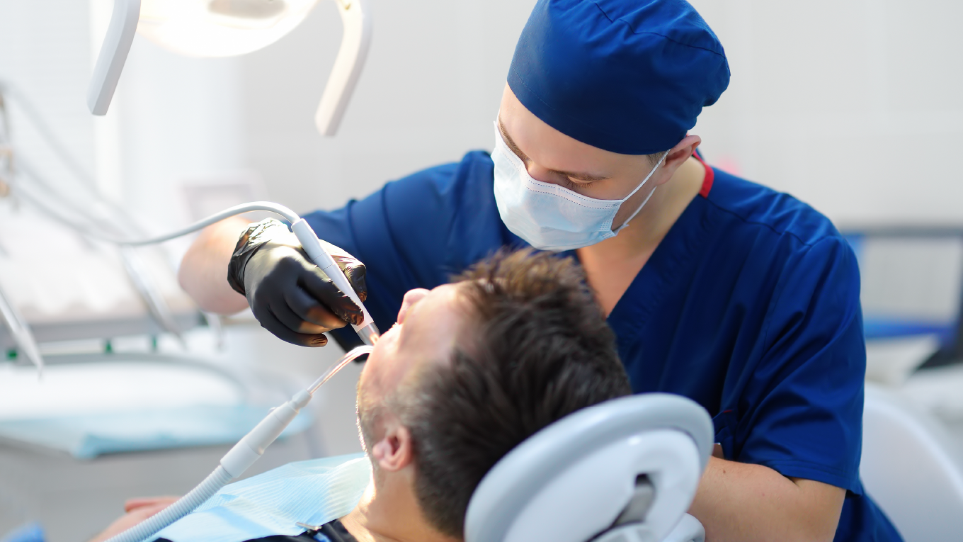 Dentista limpando dentes de uma paciente