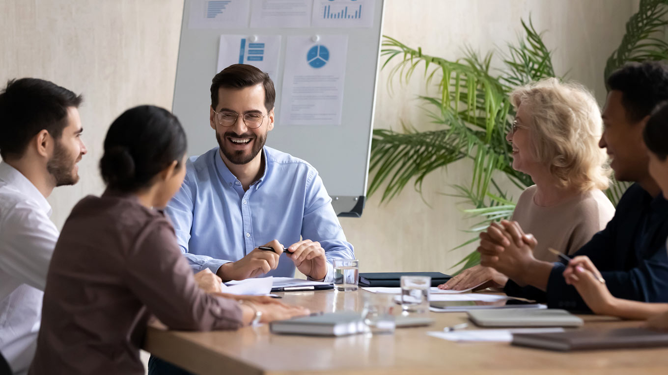 Um profissional apresenta dados empresariais para executivos.