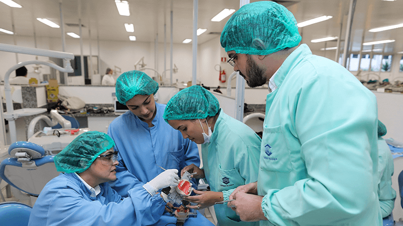 Os alunos executam procedimentos clínicos inovadores, com novos materiais e novas tecnologias. (Foto: Ares Soares / Universidade de Fortaleza)