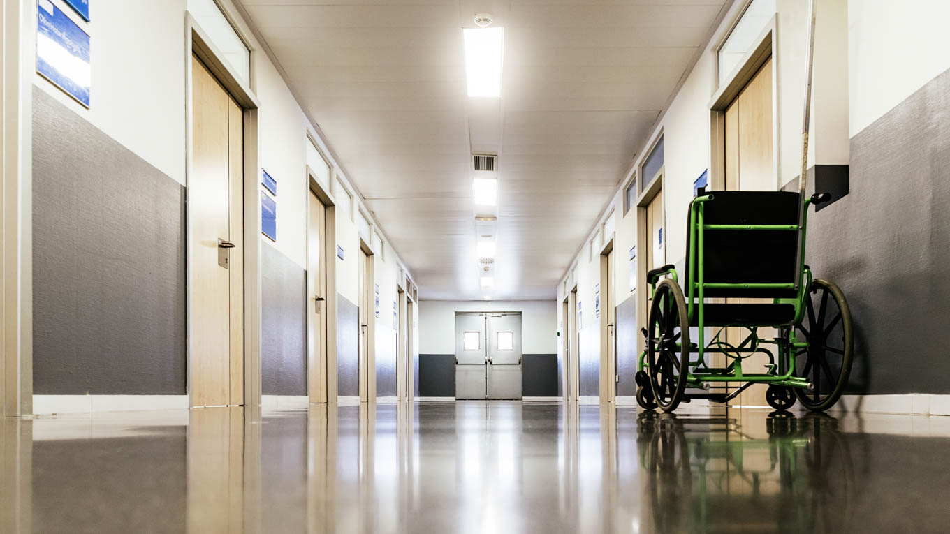 Um corredor de hospital apresenta-se vazio.