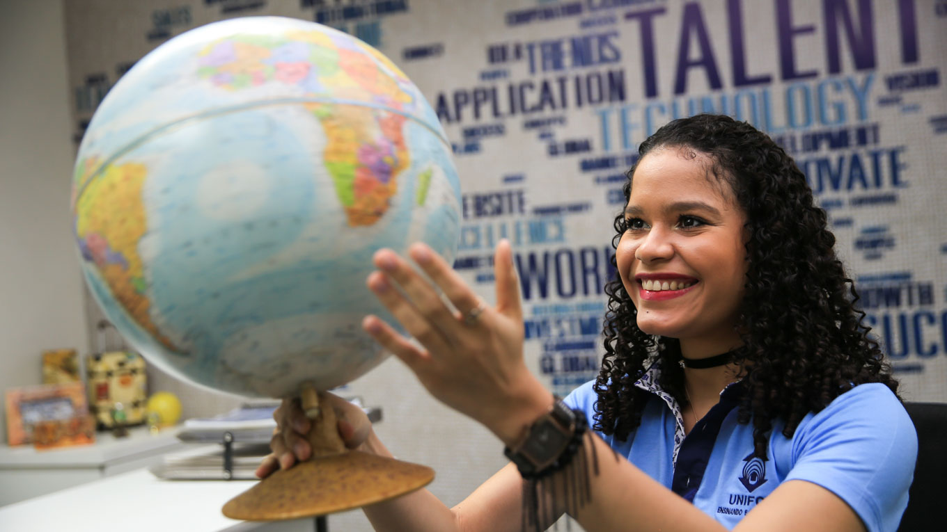 Jovem segurando o Globo Terrestre