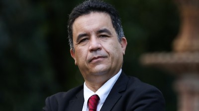 Estudantes matriculados em Direito Internacional receberão o livro “Direito Internacional Público e Privado”, do professor Paulo Henrique Gonçalves Portela. (Foto: Ares Soares)