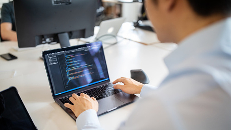 O programa é uma opção para profissionais graduados nas áreas da Ciência da Computação, Engenharias, Matemática, Física e afins (Foto: Freepik)