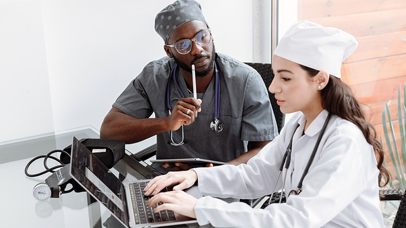 Iniciado em 2014, o Programa de Pós-Graduação em Ciências Médicas da Unifor foi concebido com a missão de promover a capacitação de alto nível para profissionais da área da saúde (Foto: Thirdman/Pexels)