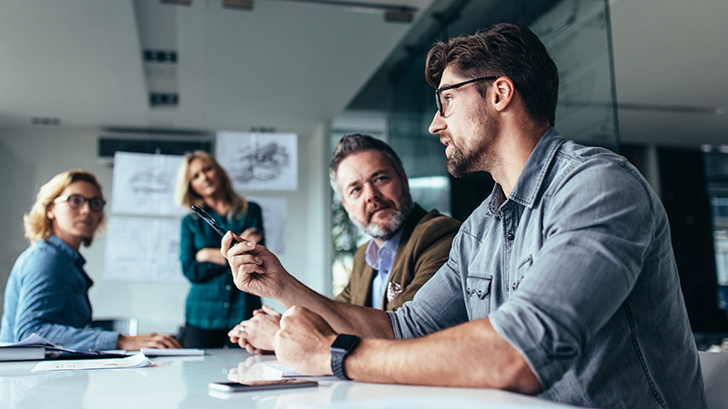 A experiência junto a outros colegas do mesmo ramo auxilia no networking e pode ampliar as possibilidades no mercado de trabalho (Foto: Getty Images)