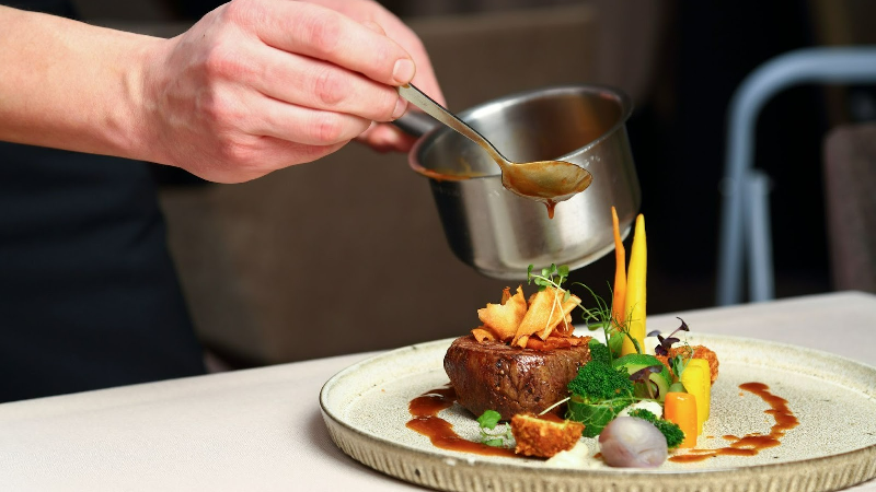 Com aulas ministradas por chefs renomados e infraestrutura de ponta, a formação une teoria e prática ao preparar profissionais que buscam destaque no atual e competitivo mercado culinário (Foto: Getty Images)