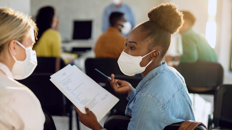 Os cursos de curta duração objetivam o aperfeiçoamento das habilidades de quem busca se atualizar em sua área de atuação. (Foto: Getty Images)