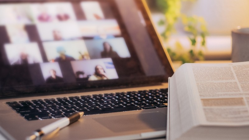 Cursos de Aperfeiçoamento da Pós-Unifor serão realizados no formato híbrido, com aulas virtuais e presenciais (Foto: Getty Images)