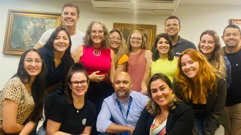 Alguns dos alunos da 6ª turma do MBA em Inteligência de Mercado acompanhados por Roberto Aguiar e Alessandra Schiarantolla, professores da Pós-Unifor (Foto: Arquivo pessoal)