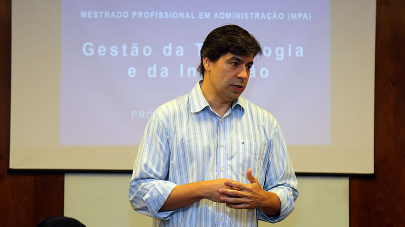 O curso alinha teoria e prática para tornar o profissional apto a se destacar no mercado de trabalho, instigando o pensar global e o agir local (Foto: Ares Soares)