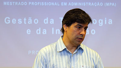 O curso alinha teoria e prática para tornar o profissional apto a se destacar no mercado de trabalho, instigando o pensar global e o agir local (Foto: Ares Soares)