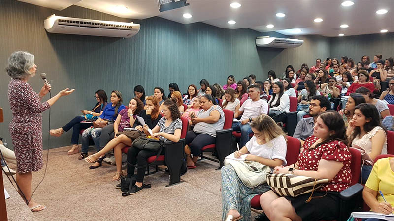 Professora Virginia Moreira em palestra sobre a Clínica Humanista Fenomenológica (Foto: Unifor)