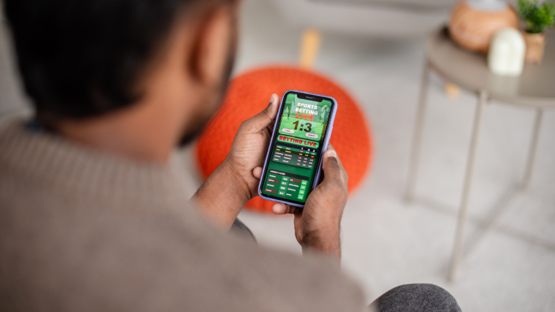 Com a ampliação da legislação sobre jogos online em 2023, aumentaram os casos de dependência, endividamento e mesmo suicídio em razão das apostas (Foto: Getty Images)