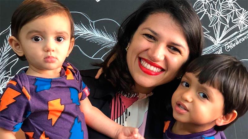 A farmacêutica Kassiane Costa, mãe do Vinícius, de 4 anos, e da Zara, 1 ano, lançará no evento seu livro Livro “Palmas pra que te quero: o autismo à luz da maternidade” (Foto: Arquivo Pessoal)