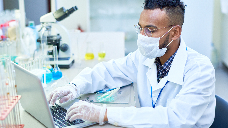Profissional que atua na área de engenharia clinica visa compreender a arquitetura hospitalar, sua normalização, planejamento e especialização (Foto: Getty Images)