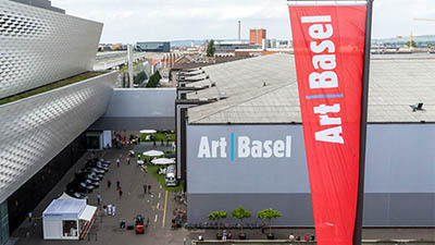 Fachada da Art Basel na cidade de Basileia, na Suíça, durante edição 2017 (Foto: Divulgação)