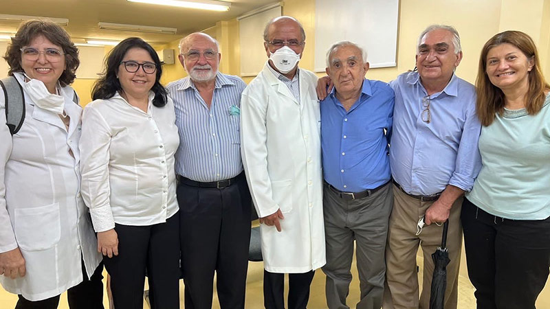 Da esquerda para direita: os médicos Ivelise Brasil, Paula Fernandes, Roberto Marques, Huygens Garcia, Lacerda Machado, Evangelista Júnior e Claudia Oliveira. Foto tirada de março de 2022 durante inauguração da nova unidade de transplantes do Hospital Universitário Walter cantídio da UFC. (Foto: Arquivo pessoal)