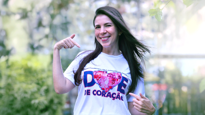 A jornalista Marina Alves, egressa da Unifor, recebeu um transplante de medula óssea após descobrir compatibilidade com uma irmã que não sabia que tinha (Foto: Ares Soares)