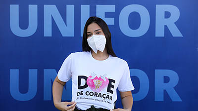 jovem vestindo a camisa da campanha sob um fundo azul