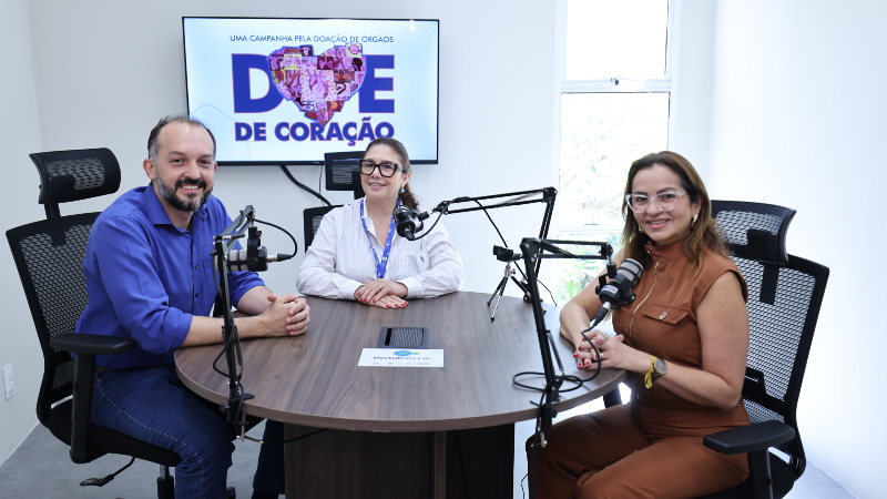 Episódio de estreia do podcast Doe de Coração reúne a doutora Mara Rúbia (centro), o doutor Israel Medeiros (esq.) e a doutora Lucyara Catunda (dir.) (Foto: Ares Soares)