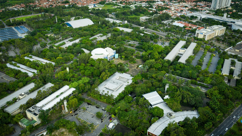 O visionário Edson Queiroz inaugurou, em 1973, a Universidade de Fortaleza, no bairro que, hoje, leva o nome do fundador da instituição (Foto: Ares Soares)